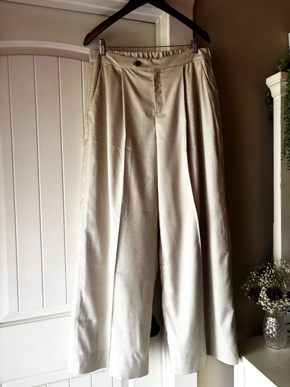 Banana Republic Women’s Wide-Leg Pleated Chinos in Light Cream